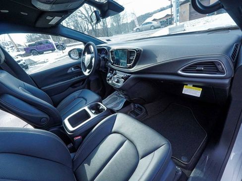 New 2026 Chrysler Pacifica Select image 41