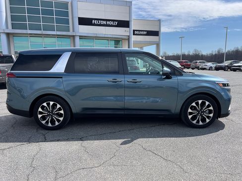 Used 2023 Kia Carnival EX image 12