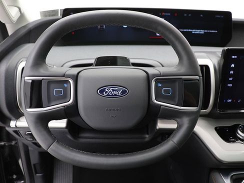 Used 2025 Ford Expedition Active AWD/4WD image 18