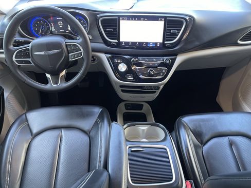 Used 2023 Chrysler Pacifica Touring-L FWD image 23