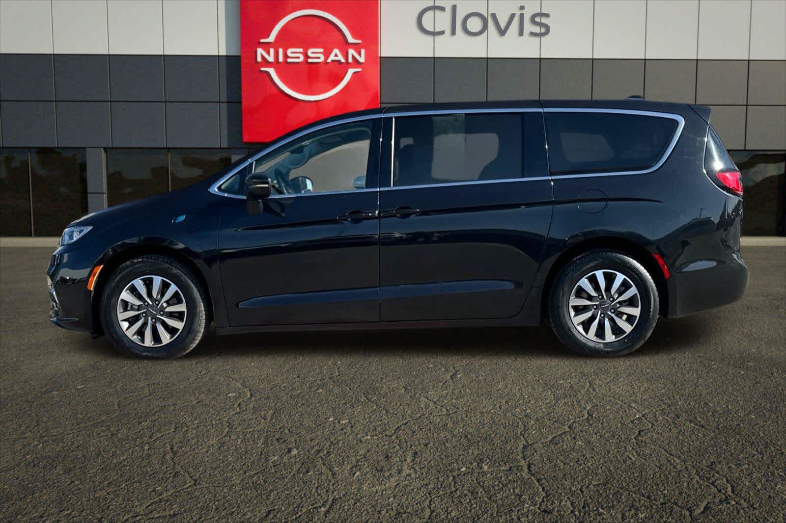 Used 2023 Chrysler Pacifica Touring-L FWD image 5