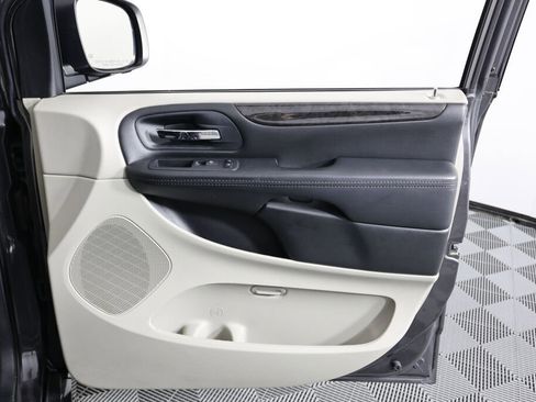 Used 2017 Dodge Grand Caravan SE image 23