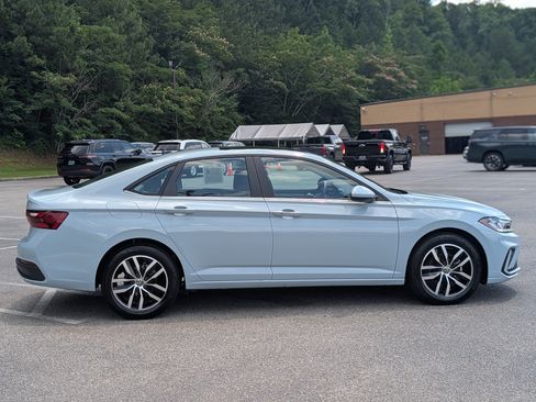 Used 2026 Volkswagen Jetta SE FWD image 10