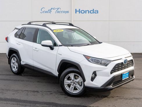 Used 2020 Toyota RAV4 XLE image 2