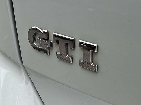 Used 2018 Volkswagen GTI SE FWD image 30
