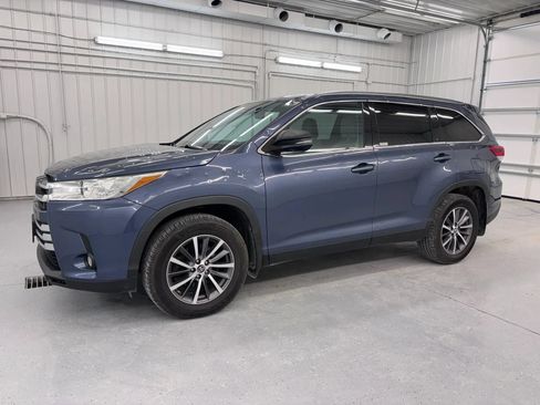 Used 2019 Toyota Highlander XLE AWD/4WD image 1