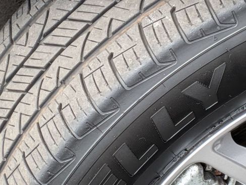 Used 2024 Chrysler Pacifica Touring-L FWD image 11
