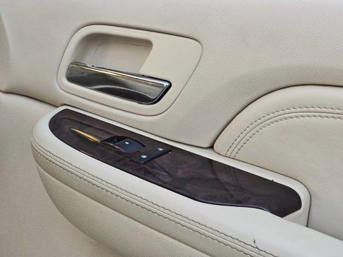 Used 2007 Cadillac Escalade EXT Base AWD 4dr Crew Cab SB w/ Information Package image 62