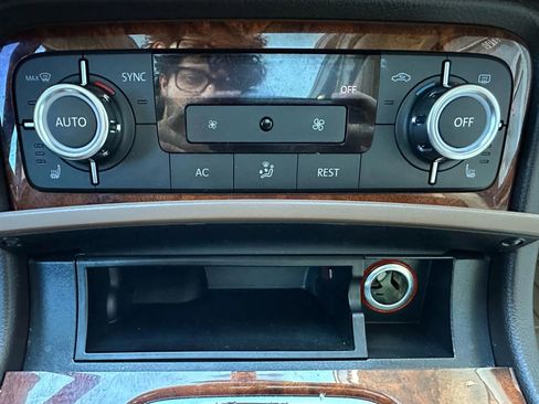 Used 2013 Volkswagen Touareg Sport image 21