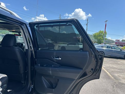 Used 2025 Nissan Pathfinder SL w/ SL Premium Package AWD/4WD image 14