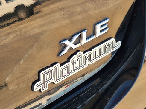 Used 2016 Toyota Camry XLE image 13