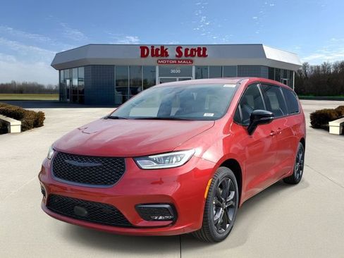 New 2026 Chrysler Pacifica Select image 3