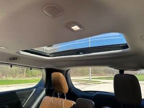 Used 2017 Chrysler Pacifica Limited FWD image 12