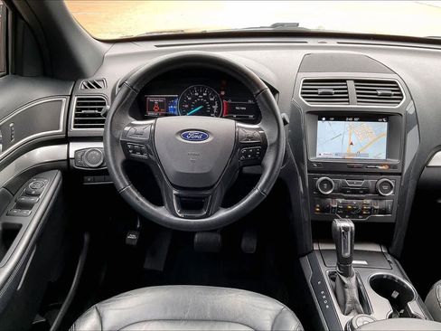 Used 2017 Ford Explorer XLT w/ Equipment Group 202A AWD/4WD image 6