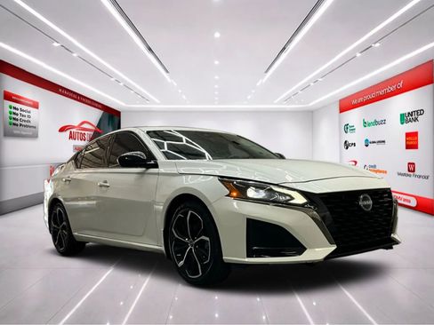 Used 2024 Nissan Altima 2.5 SR w/ SR Premium Package FWD image 2