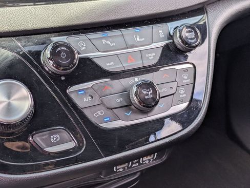 Used 2025 Chrysler Pacifica Select FWD image 22