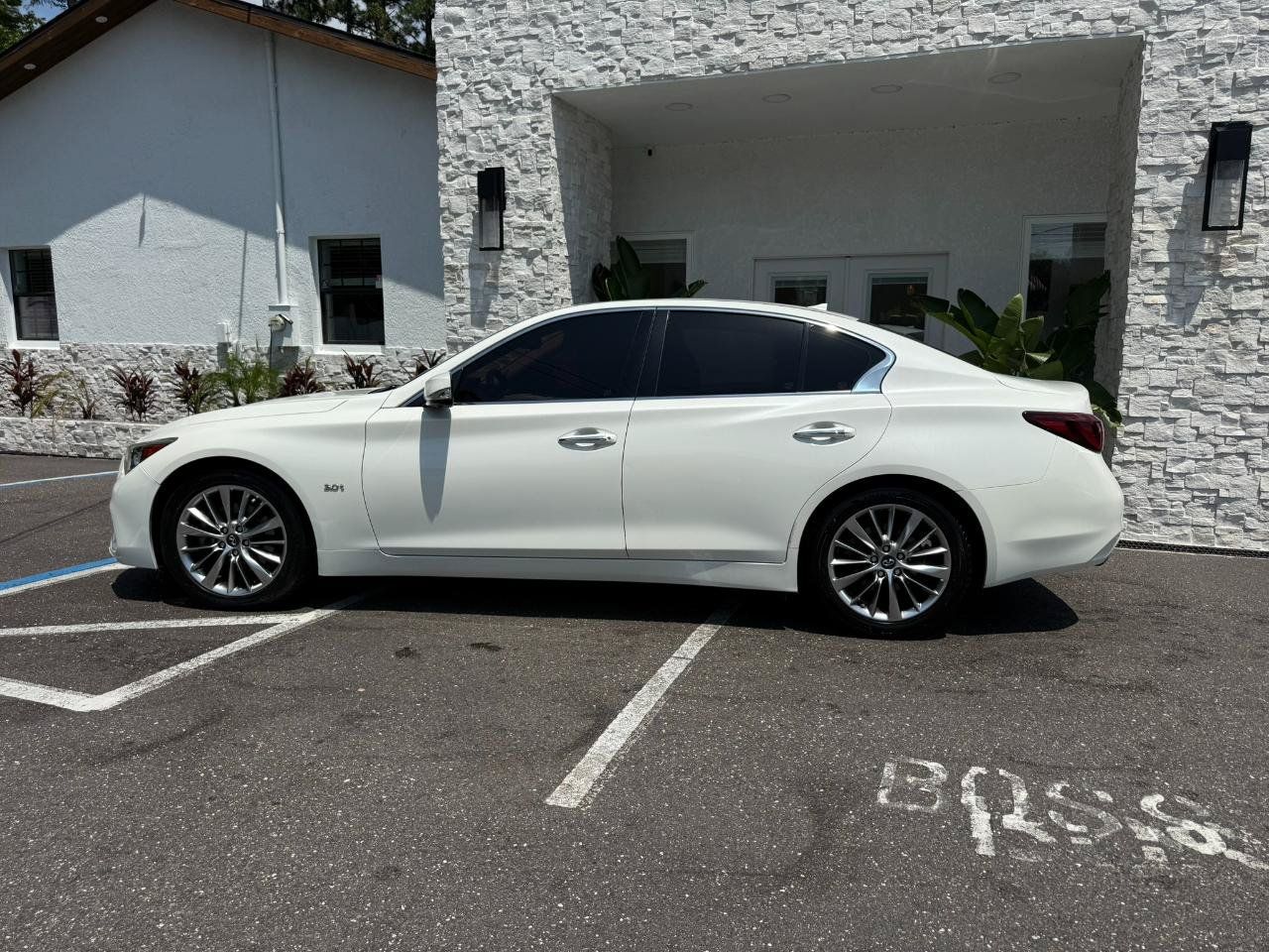 Used 2018 INFINITI Q50 Luxe w/ Sensory Package (Luxe) RWD image 2