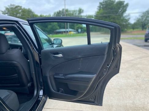 Used 2019 Dodge Charger SXT w/ Blacktop Package RWD image 10