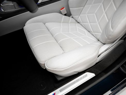 Used 2024 BMW 760i xDrive w/ Executive Package image 60