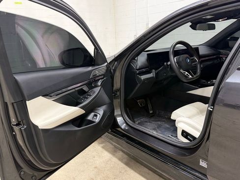 Used 2025 BMW i5 xDrive40 w/ M Sport Package image 40