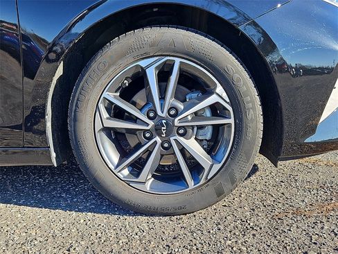 Certified 2023 Kia Forte LXS image 9