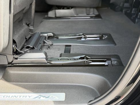 Used 2021 Chevrolet Suburban High Country image 90