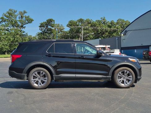 Used 2024 Ford Explorer XLT w/ Equipment Group 202A AWD/4WD image 8