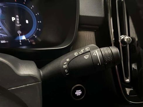 Used 2025 Volvo XC40 B5 Plus image 36