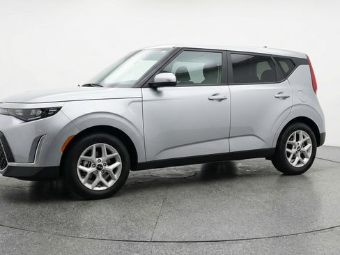 Used 2025 Kia Soul LX w/ LX Technology Package FWD image 3
