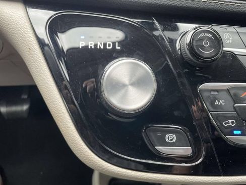 Used 2022 Chrysler Pacifica Touring-L FWD image 32