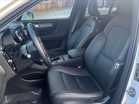 Used 2025 Volvo XC40 B5 Core w/ Protection Package Premier image 28