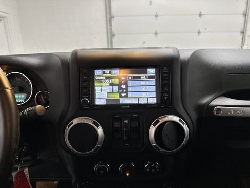 Used 2014 Jeep Wrangler Unlimited Sahara w/ Connectivity Group AWD/4WD image 26