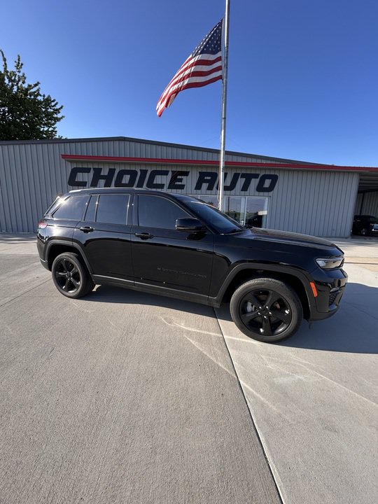 Used 2023 Jeep Grand Cherokee Limited w/ Black Appearance Package AWD/4WD image 2