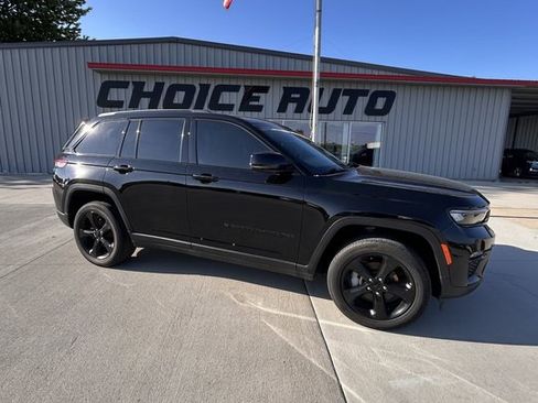 Used 2023 Jeep Grand Cherokee Limited w/ Black Appearance Package AWD/4WD image 2