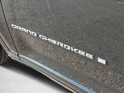 Used 2022 Jeep Grand Cherokee Overland w/ Luxury Tech Group IV AWD/4WD image 10