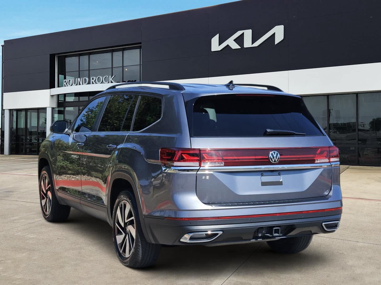 Used 2024 Volkswagen Atlas SE w/ Black Wheel Package FWD image 5