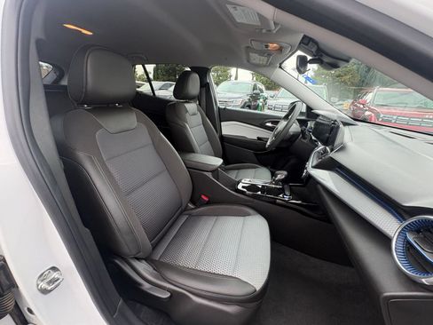 Used 2025 Chevrolet Trax LT FWD image 30