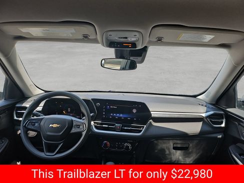 Used 2025 Chevrolet TrailBlazer LT AWD/4WD image 39