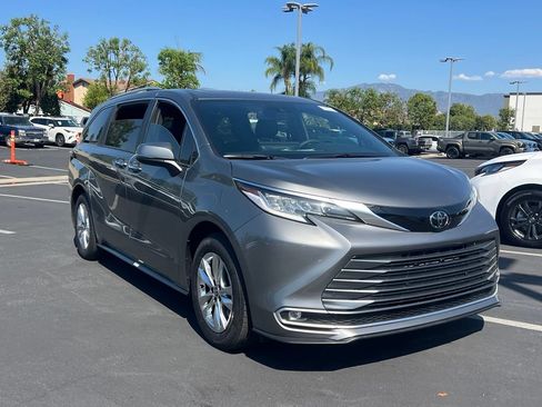 Used 2026 Toyota Sienna Limited FWD image 3