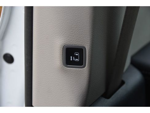 Used 2023 Chrysler Pacifica Limited w/ Uconnect Theater Family Group image 17