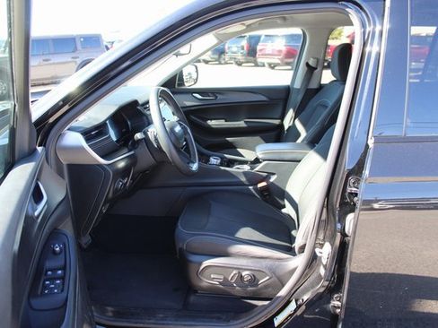 Used 2023 Jeep Grand Cherokee L Laredo image 14