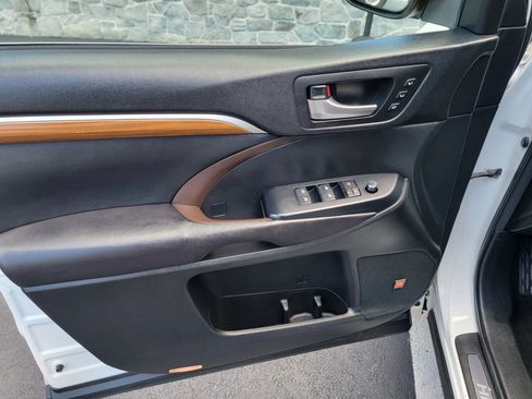 Used 2017 Toyota Highlander AWD V6 image 9