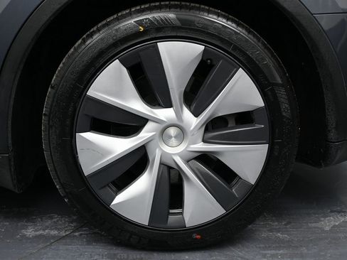 Used 2022 Tesla Model Y Long Range image 11