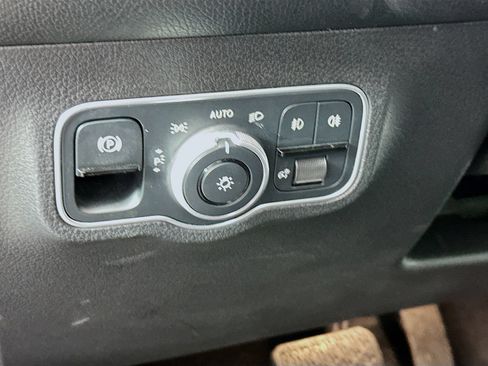 Used 2025 Mercedes-Benz GLB 250 4MATIC image 10