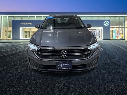 Certified 2022 Volkswagen Jetta SE image 9