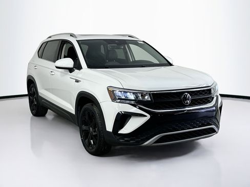 Used 2023 Volkswagen Taos SE image 3