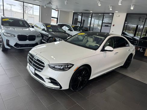Used 2022 Mercedes-Benz S 580 4MATIC Sedan w/ AMG Line Package image 2