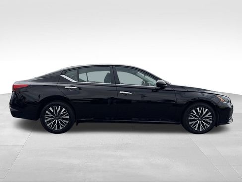 Used 2024 Nissan Altima 2.5 SV FWD image 12
