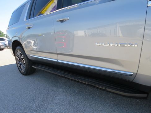 Used 2025 GMC Yukon XL Elevation w/ Technology Package AWD/4WD image 11