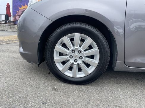 Used 2014 Toyota Sienna LE image 9